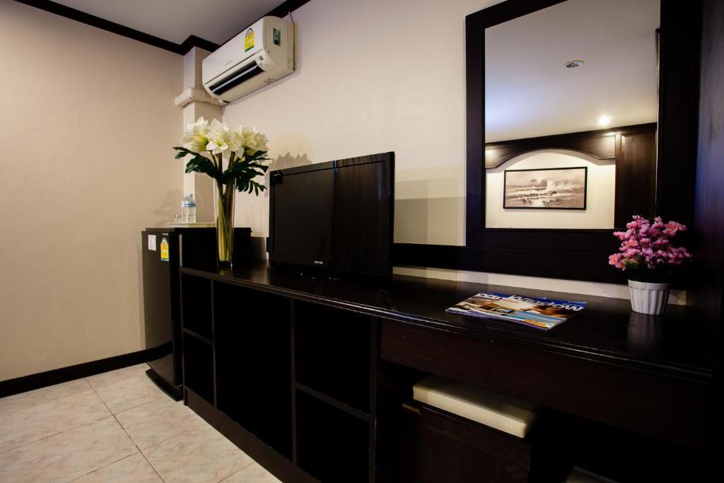 Отель @ White Patong Экстерьер фото