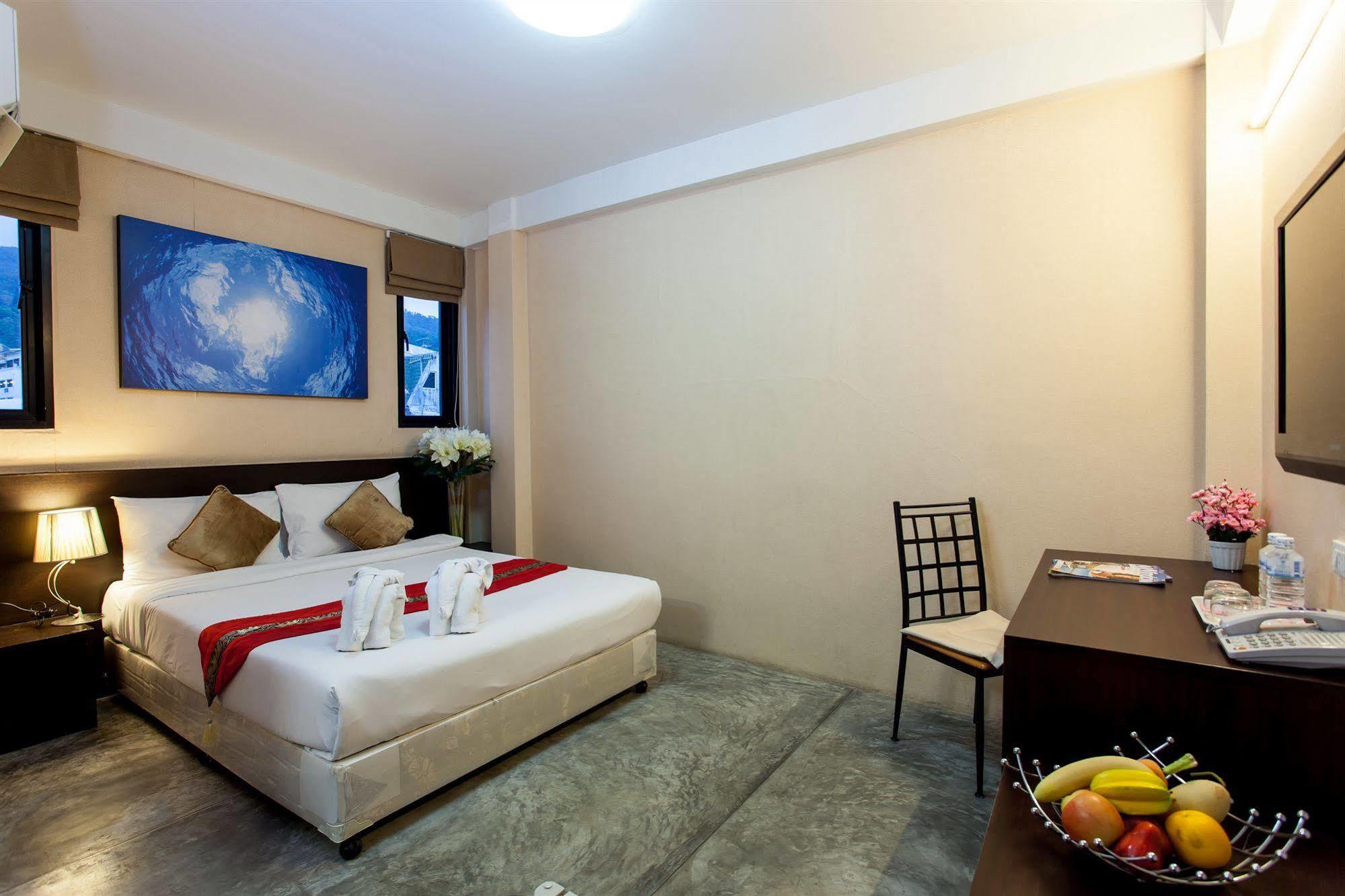 Отель @ White Patong Экстерьер фото